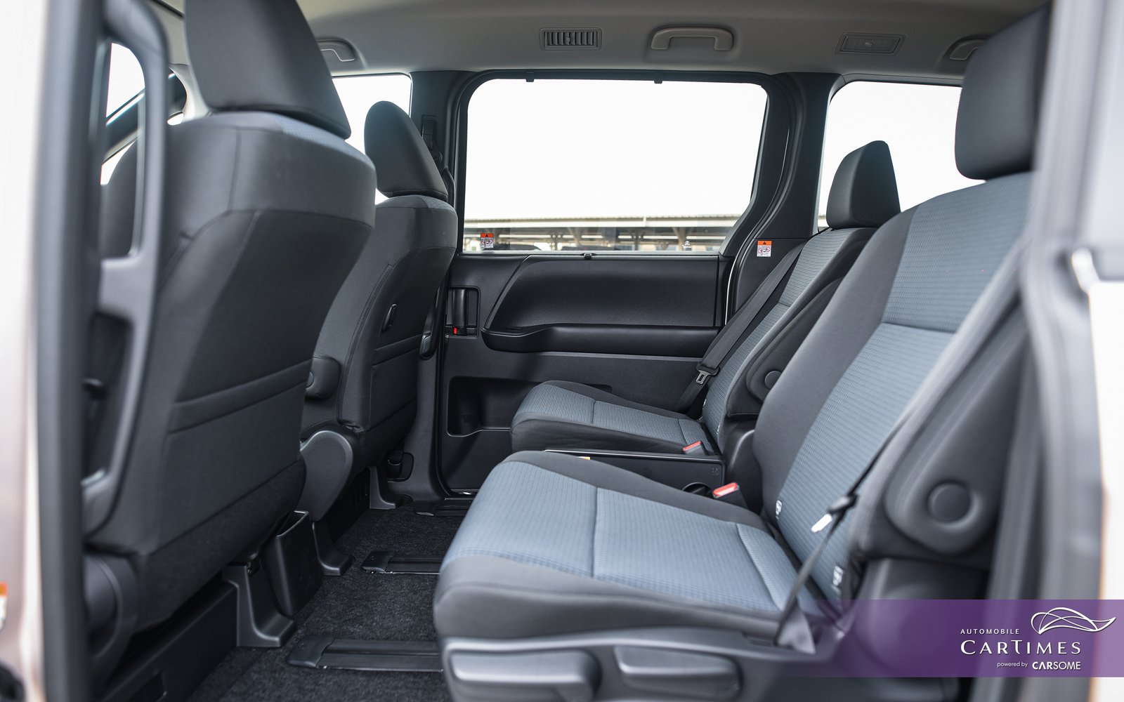Toyota Noah Hybrid photo 9